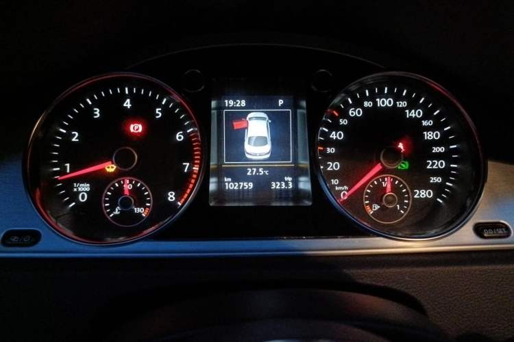 Used Volkswagen FAW-Volkswagen CC 2015 1.8TSI Luxury Model Odometer Close Up