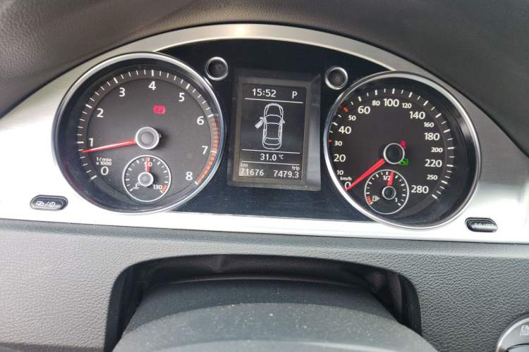 Used Volkswagen FAW-Volkswagen CC 2015 1.8TSI Luxury Model Odometer Close Up