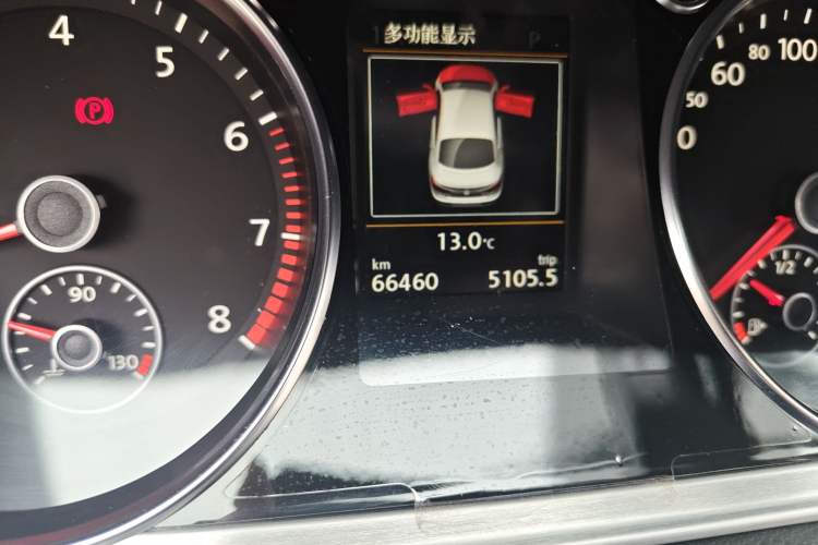 Used Volkswagen FAW-Volkswagen CC 2015 1.8TSI Luxury Model Odometer Close Up