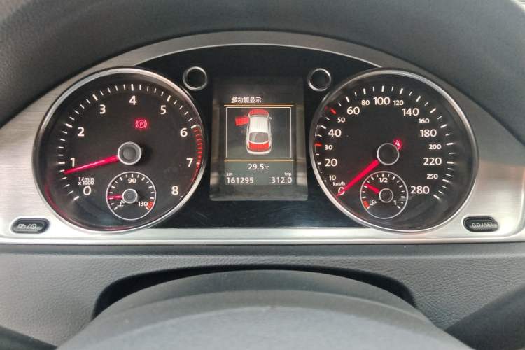 Used Volkswagen FAW-Volkswagen CC 2015 1.8TSI Luxury Model Odometer Close Up
