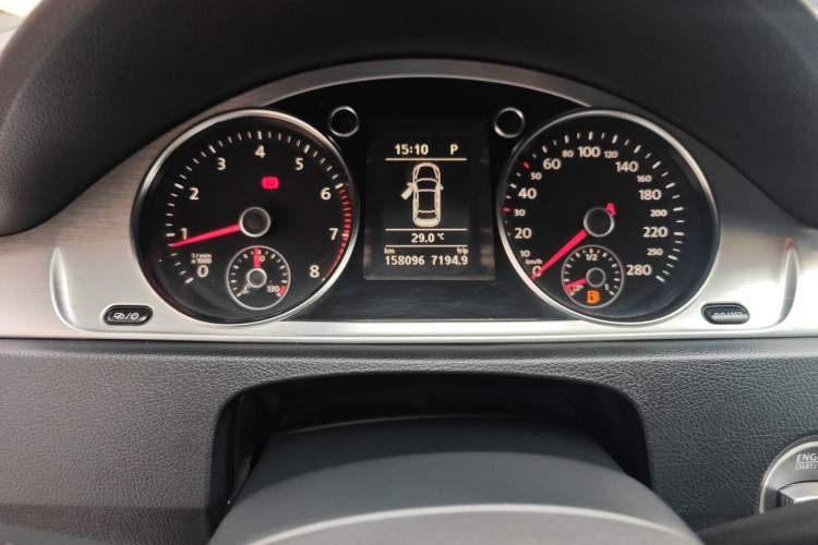 Used Volkswagen FAW-Volkswagen CC 2015 1.8TSI Prestige Model Odometer Close Up