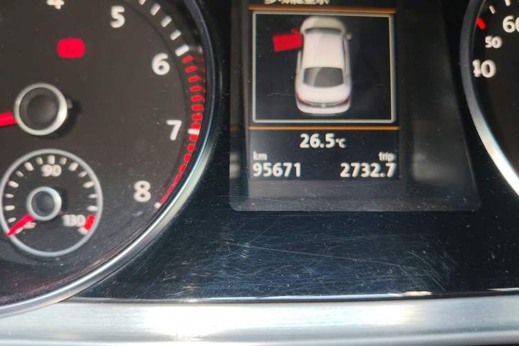 Used Volkswagen FAW-Volkswagen CC 2015 1.8TSI Luxury Model Odometer Close Up
