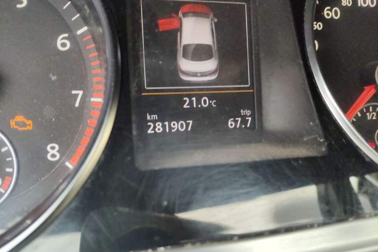 Used Volkswagen FAW-Volkswagen CC 2015 1.8TSI Luxury Model Odometer Close Up