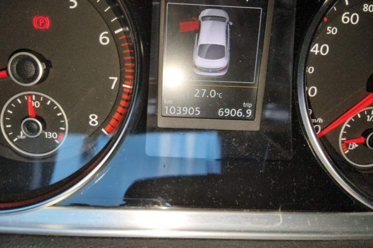 Used Volkswagen FAW-Volkswagen CC 2015 1.8TSI Luxury Model Odometer Close Up