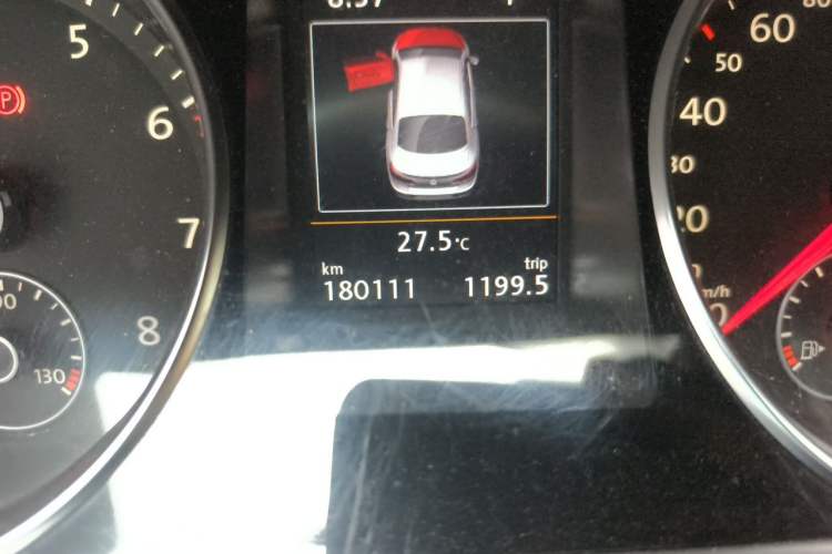 Used Volkswagen FAW-Volkswagen CC 2015 1.8TSI Luxury Model Odometer Close Up