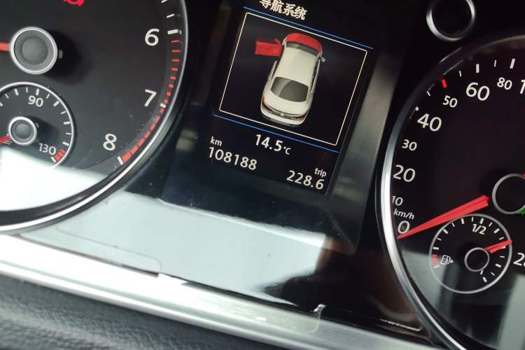 Used Volkswagen FAW-Volkswagen CC 2015 1.8TSI Luxury Model Odometer Close Up