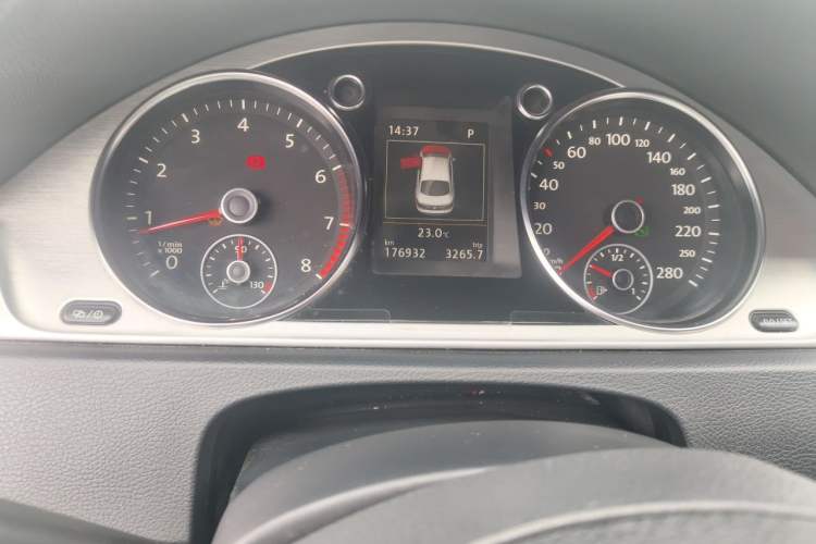 Used Volkswagen FAW-Volkswagen CC 2015 2.0 TSI Luxury Model Odometer Close Up