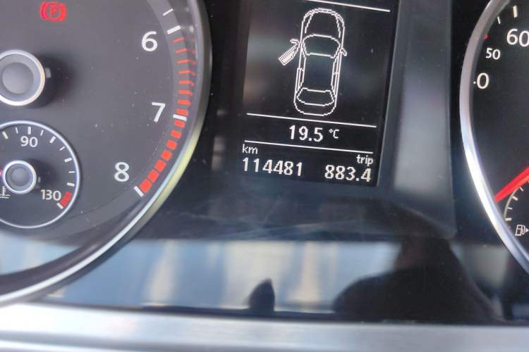 Used Volkswagen FAW-Volkswagen CC 2015 1.8TSI Prestige Model Odometer Close Up