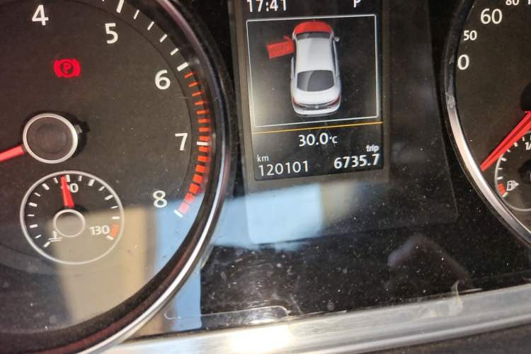 Used Volkswagen FAW-Volkswagen CC 2015 2.0 TSI Luxury Model Odometer Close Up