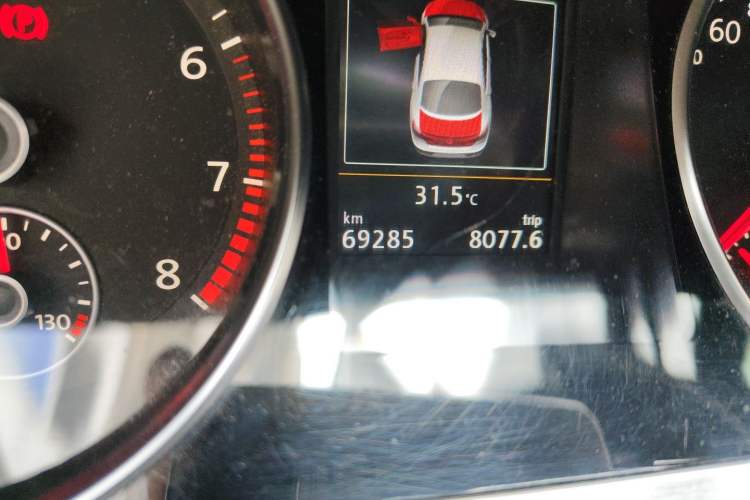 Used Volkswagen FAW-Volkswagen CC 2015 1.8TSI Luxury Model Odometer Close Up