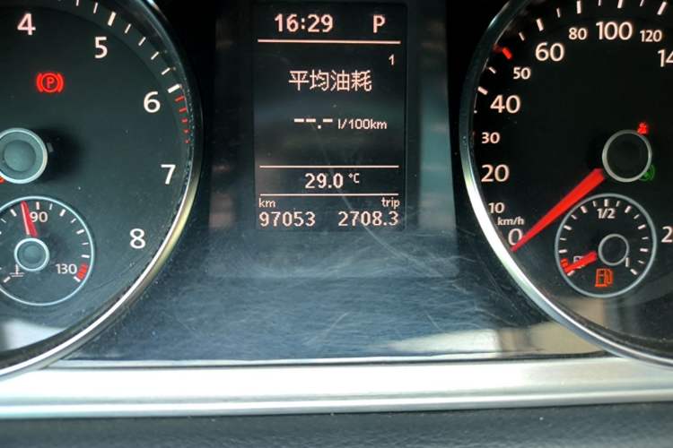 Used Volkswagen FAW-Volkswagen CC 2015 1.8TSI Prestige Model Odometer Close Up