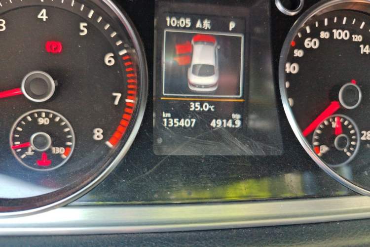 Used Volkswagen FAW-Volkswagen CC 2015 1.8TSI Luxury Model Odometer Close Up
