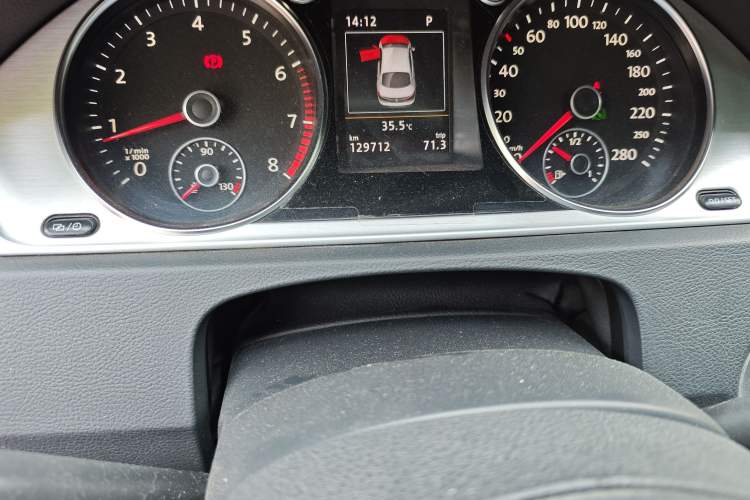 Used Volkswagen FAW-Volkswagen CC 2015 2.0 TSI Luxury Model Odometer Close Up
