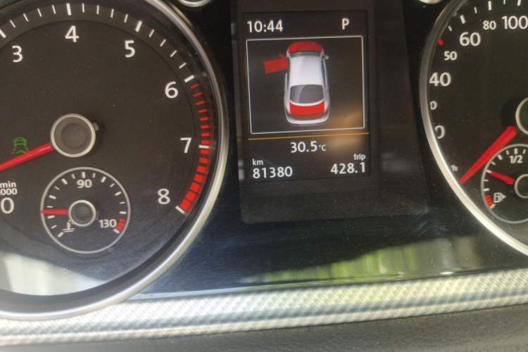 Used Volkswagen FAW-Volkswagen CC 2015 3.0 FSI V6 Odometer Close Up