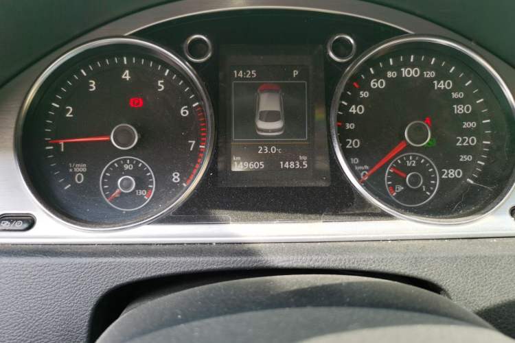 Used Volkswagen FAW-Volkswagen CC 2015 2.0 TSI Luxury Model Odometer Close Up
