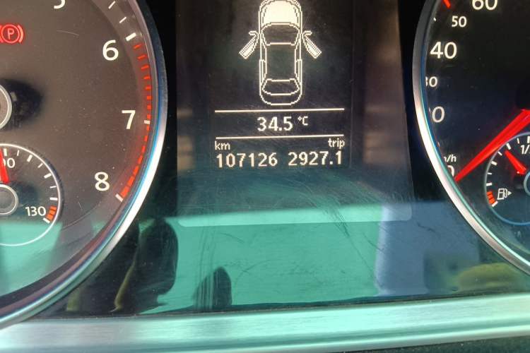 Used Volkswagen FAW-Volkswagen CC 2015 1.8TSI Prestige Model Odometer Close Up