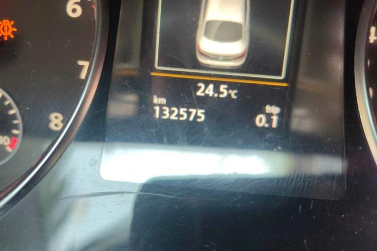 Used Volkswagen FAW-Volkswagen CC 2015 1.8TSI Luxury Model Odometer Close Up