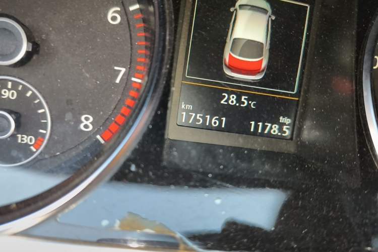 Used Volkswagen FAW-Volkswagen CC 2015 1.8TSI Luxury Model Odometer Close Up
