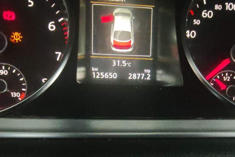 Used Volkswagen FAW-Volkswagen CC 2015 2.0 TSI Luxury Model Odometer Close Up