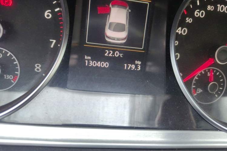 Used Volkswagen FAW-Volkswagen CC 2015 1.8TSI Luxury Model Odometer Close Up