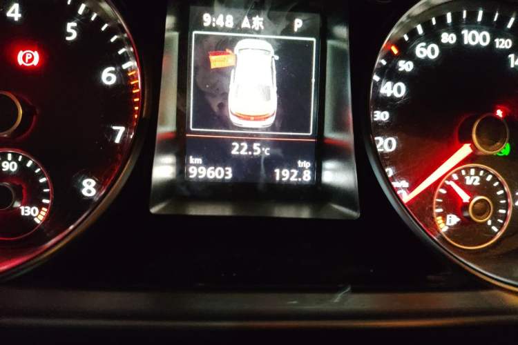 Used Volkswagen FAW-Volkswagen CC 2015 1.8TSI Luxury Model Odometer Close Up