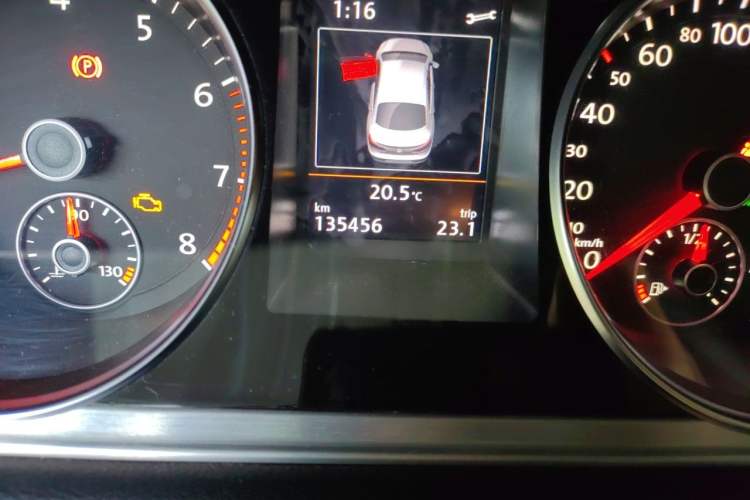 Used Volkswagen FAW-Volkswagen CC 2015 1.8TSI Luxury Model Odometer Close Up