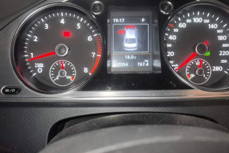 Used Volkswagen FAW-Volkswagen CC 2015 1.8TSI Luxury Model Odometer Close Up