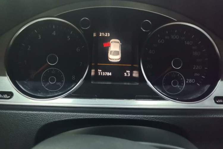Used Volkswagen FAW-Volkswagen CC 2015 1.8TSI Luxury Model Odometer Close Up