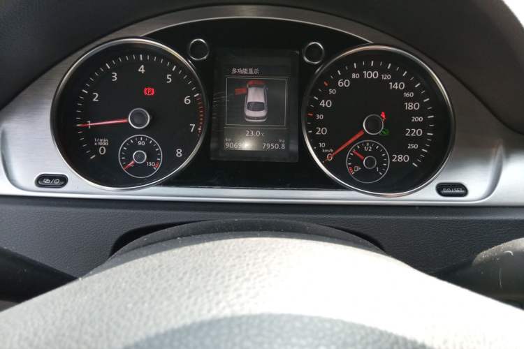Used Volkswagen FAW-Volkswagen CC 2015 2.0 TSI Luxury Model Odometer Close Up