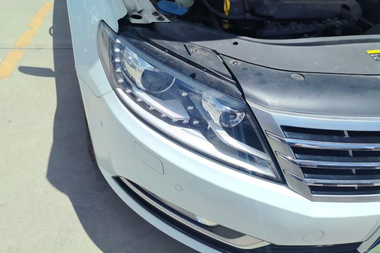 Used Volkswagen FAW-Volkswagen CC 2015 2.0 TSI Ultimate Model Right Front Headlight
