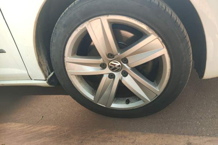 Used Volkswagen FAW-Volkswagen CC 2015 1.8TSI Luxury Model Right Front Wheel Hub