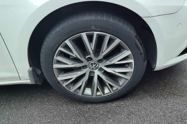 Used Volkswagen FAW-Volkswagen CC 2015 1.8TSI Luxury Model Right Front Wheel Hub