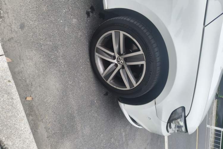 Used Volkswagen FAW-Volkswagen CC 2015 2.0 TSI Luxury Model Right Front Wheel Hub