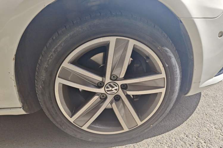 Used Volkswagen FAW-Volkswagen CC 2015 2.0 TSI Luxury Model Right Front Wheel Hub