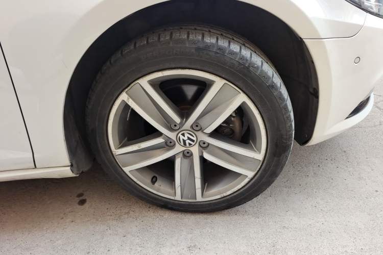 Used Volkswagen FAW-Volkswagen CC 2015 2.0 TSI Luxury Model Right Front Wheel Hub
