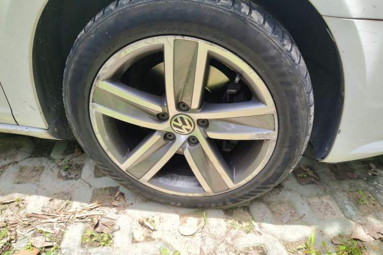 Used Volkswagen FAW-Volkswagen CC 2015 1.8TSI Luxury Model Right Front Wheel Hub