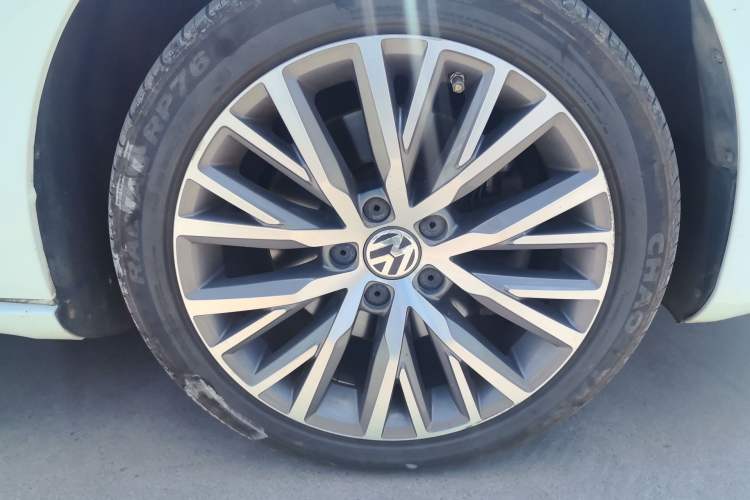 Used Volkswagen FAW-Volkswagen CC 2015 2.0 TSI Ultimate Model Right Front Wheel Hub