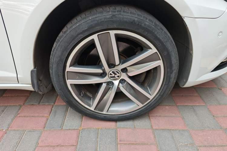 Used Volkswagen FAW-Volkswagen CC 2015 2.0 TSI Luxury Model Right Front Wheel Hub