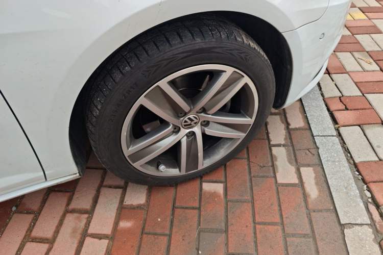 Used Volkswagen FAW-Volkswagen CC 2015 1.8TSI Luxury Model Right Front Wheel Hub