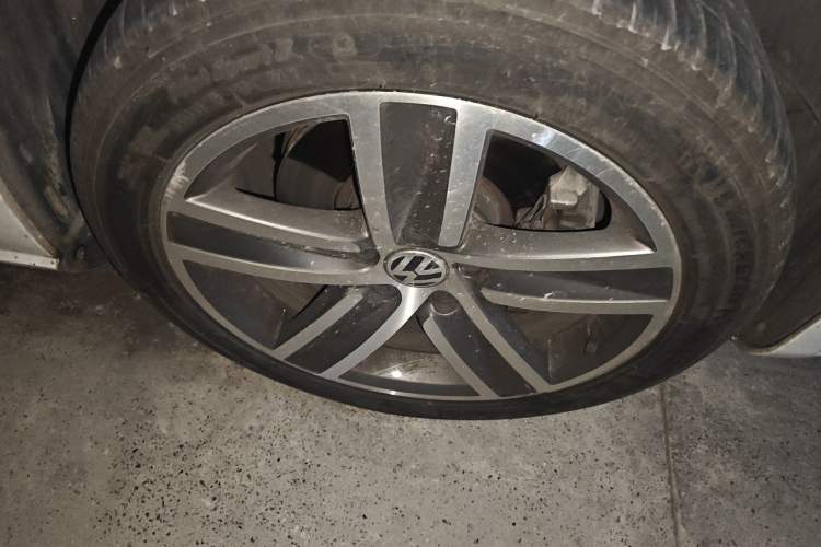 Used Volkswagen FAW-Volkswagen CC 2015 1.8TSI Luxury Model Right Front Wheel Hub