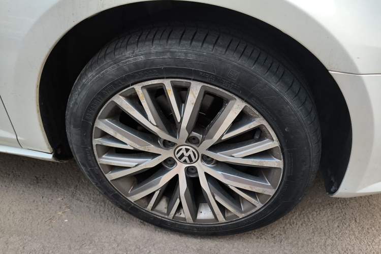 Used Volkswagen FAW-Volkswagen CC 2015 1.8TSI Luxury Model Right Front Wheel Hub