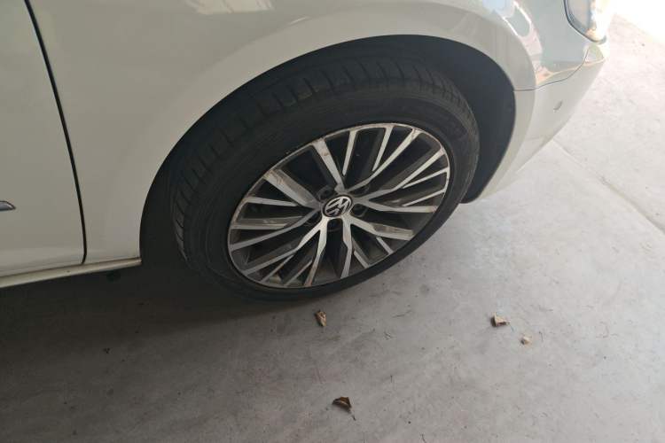 Used Volkswagen FAW-Volkswagen CC 2015 2.0 TSI Luxury Model Right Front Wheel Hub