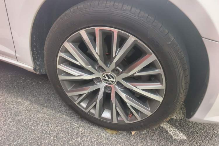 Used Volkswagen FAW-Volkswagen CC 2015 2.0 TSI Ultimate Model Right Front Wheel Hub