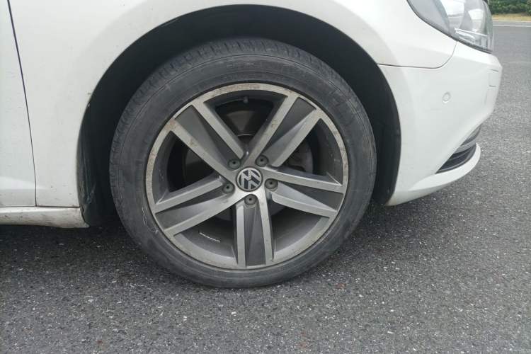 Used Volkswagen FAW-Volkswagen CC 2015 2.0 TSI Luxury Model Right Front Wheel Hub
