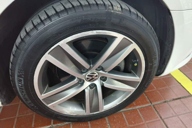 Used Volkswagen FAW-Volkswagen CC 2015 2.0 TSI Luxury Model Right Front Wheel Hub