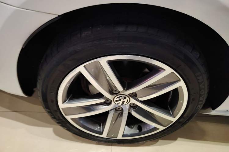 Used Volkswagen FAW-Volkswagen CC 2015 1.8TSI Luxury Model Right Rear Wheel Hub
