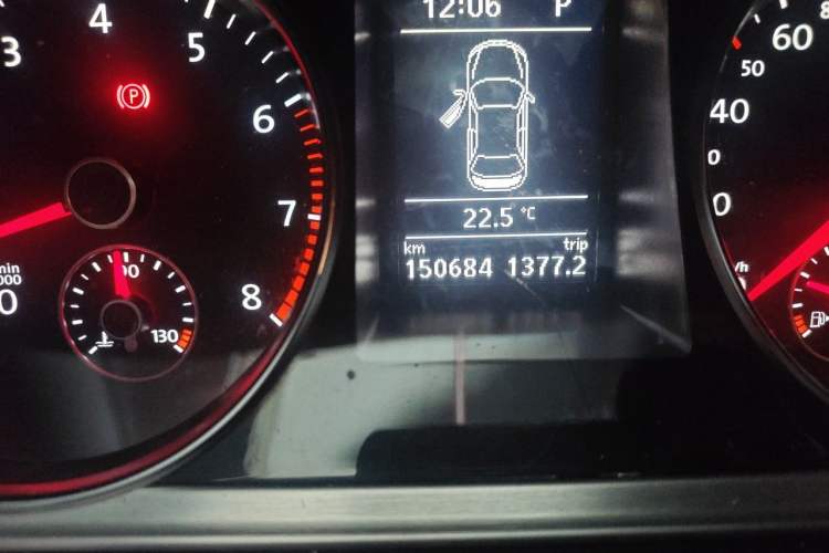 Used Volkswagen FAW-Volkswagen CC 2015 1.8TSI Prestige Model Odometer Close Up