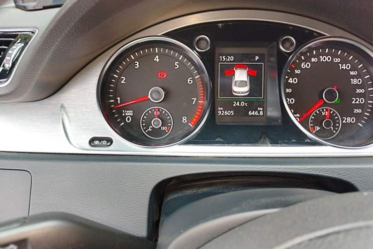 Used Volkswagen FAW-Volkswagen CC 2015 1.8TSI Luxury Model Odometer Close Up
