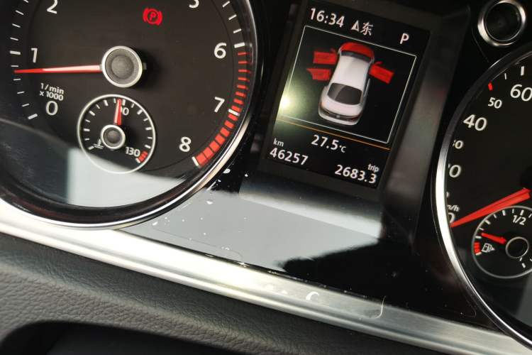Used Volkswagen FAW-Volkswagen CC 2015 1.8TSI Luxury Model Odometer Close Up