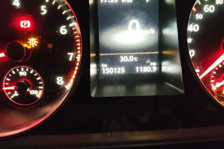 Used Volkswagen FAW-Volkswagen CC 2015 2.0 TSI Luxury Model Odometer Close Up